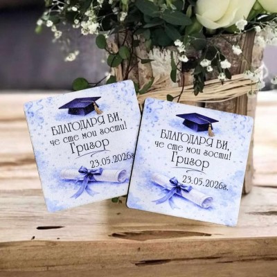 Магнит за абитуриент подаръче за гости шапка и папирус