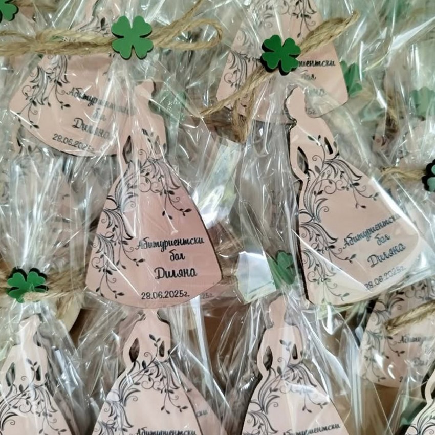 Магнит за абитуриентка силует момиче  