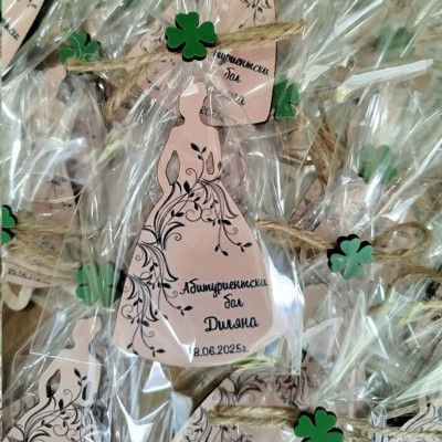 Магнит за абитуриентка силует момиче  